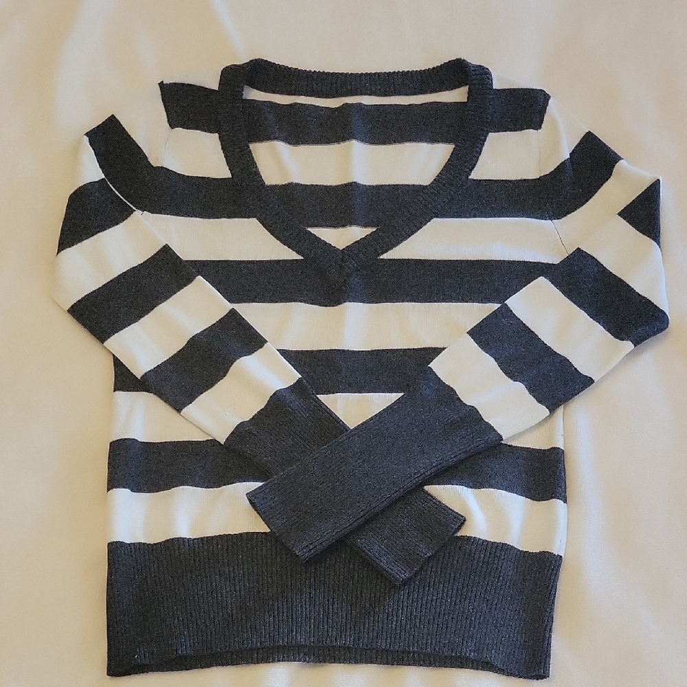 Striped V-Neck Sweater - Grey and White